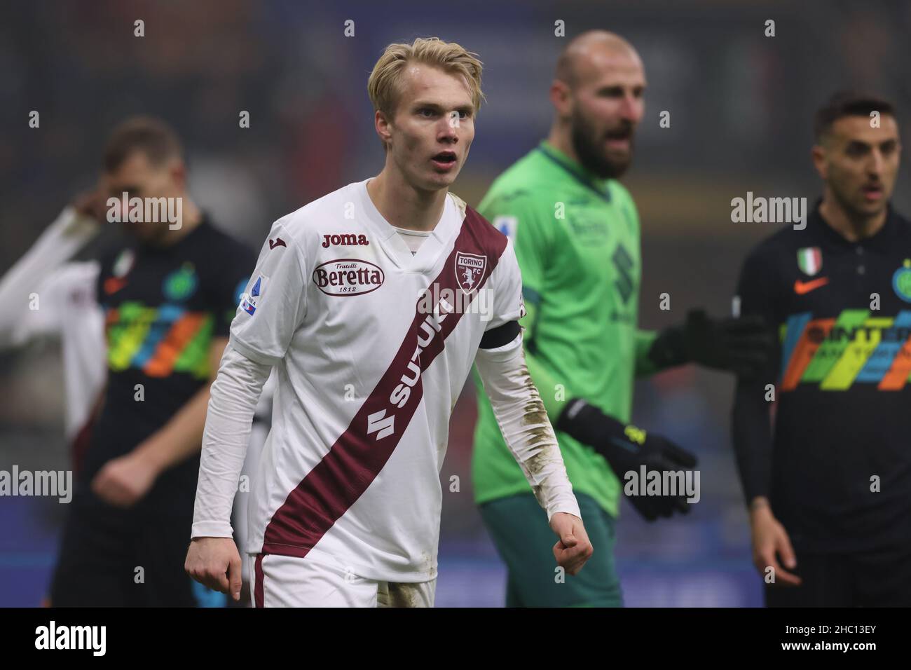 Mailand, Italien, 22nd. Dezember 2021. Magnus Warming des FC Turin während des Spiels der Serie A in Giuseppe Meazza, Mailand. Bildnachweis sollte lauten: Jonathan Moscrop / Sportimage Stockfoto