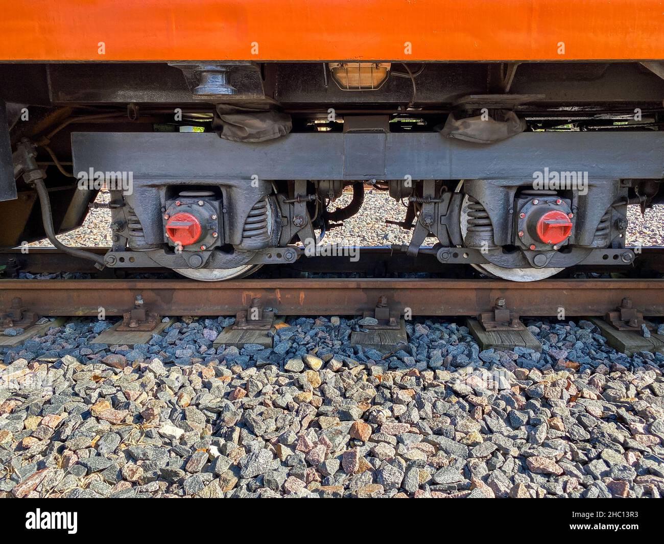 Seitenansicht eines Diesel-Lokomotivs mit Rädern. Nahaufnahme eines Oldtimer-Zuges. Stockfoto