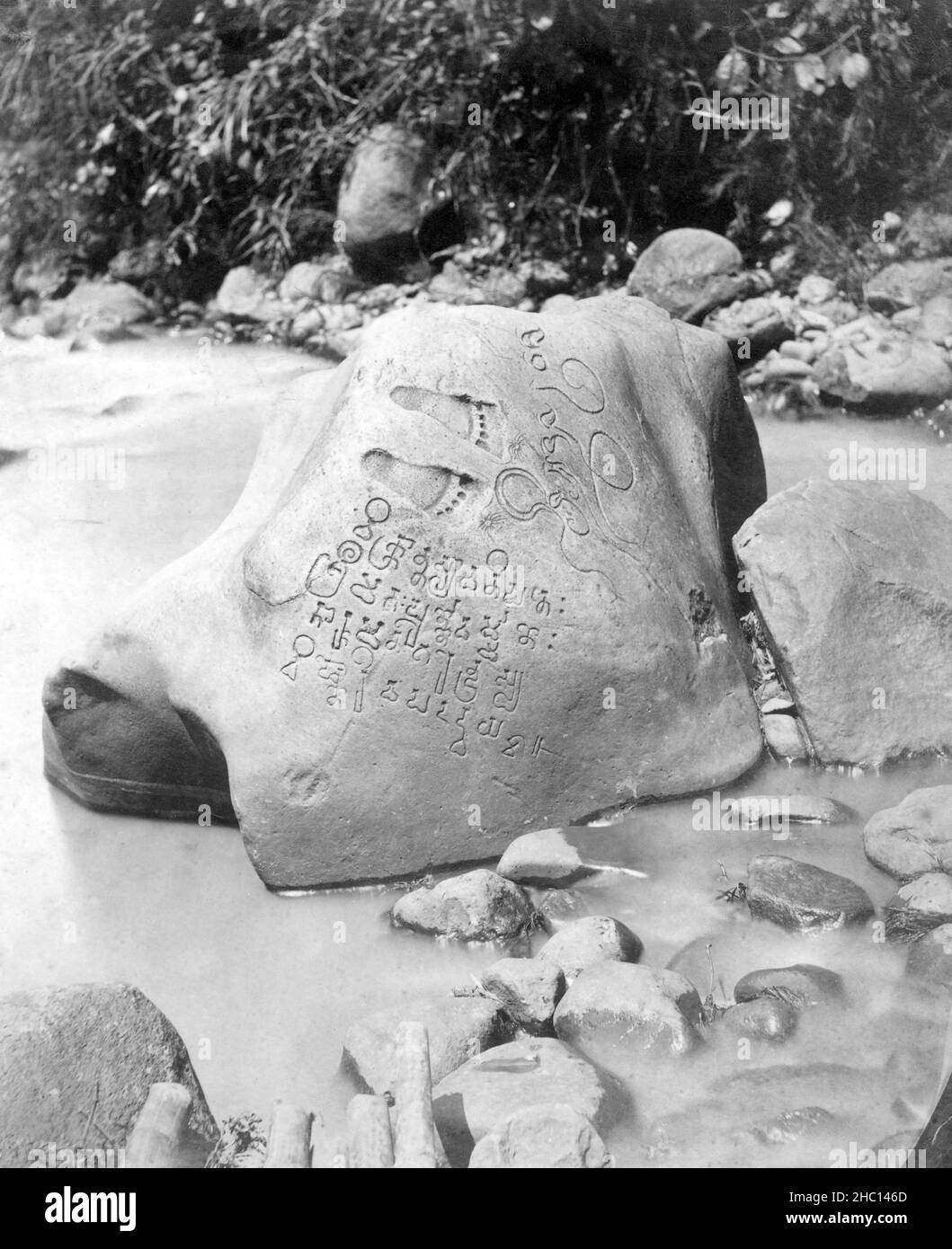 Indonesien: Der 5th. Jahrhundert Ciaruteun Inschrift Stein, Ciaruteun Fluss, Cibungbulang Bezirk, Bogor Regency, West Java. Foto von Isidore van Kinsbergen (1821 - 1905), Ende 19th. Jahrhundert. Die Ciaruteun-Inschrift, auch Ciarutön oder auch Ciampea-Inschrift genannt, ist eine Steininschrift aus dem 5th. Jahrhundert, die am Flussbett des Ciaruteun-Flusses, einem Nebenfluss des Cisadane-Flusses, unweit von Bogor, West-Java, Indonesien, entdeckt wurde. Die Inschrift stammt aus der Zeit des Tarumanagara-Königreichs, eines der frühesten Hindu-Königreiche in der indonesischen Geschichte. Stockfoto
