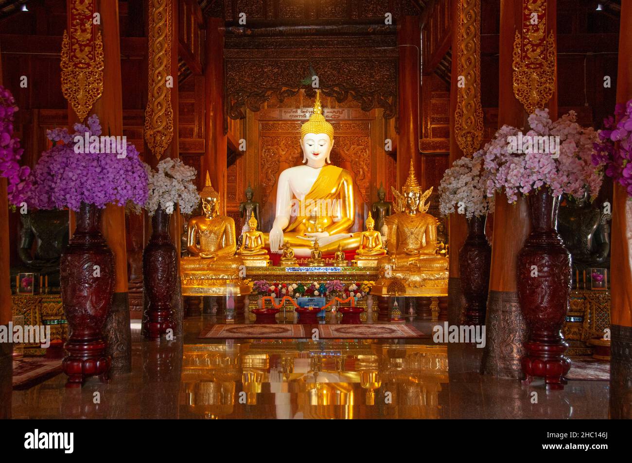 Thailand: Wat Ban Den, Ban Inthakin, Bezirk Mae Taeng, Chiang Mai. Wat Ban Den, auch bekannt als Wat Bandensali Si Mueang Kaen, ist ein großer buddhistischer Tempelkomplex nördlich der Stadt Chiang Mai im Norden Thailands. Stockfoto