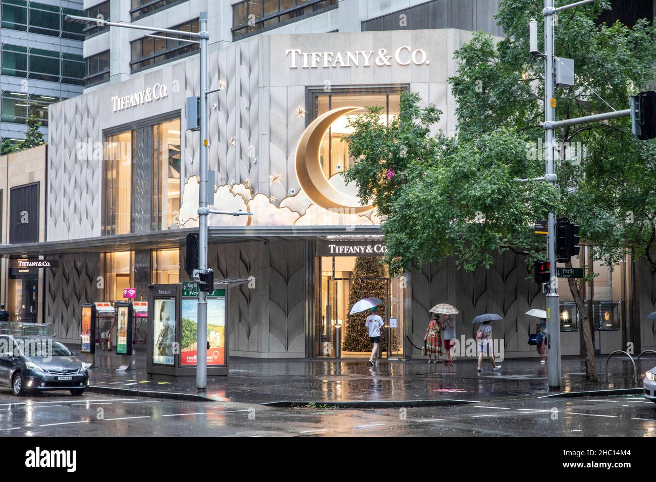 Tiffany & Co ( Tiffanys) Schmuck- und Diamantengeschäft im Stadtzentrum von Sydney an einem nassen Tag im Dezember 2021, Sydney, Australien Stockfoto