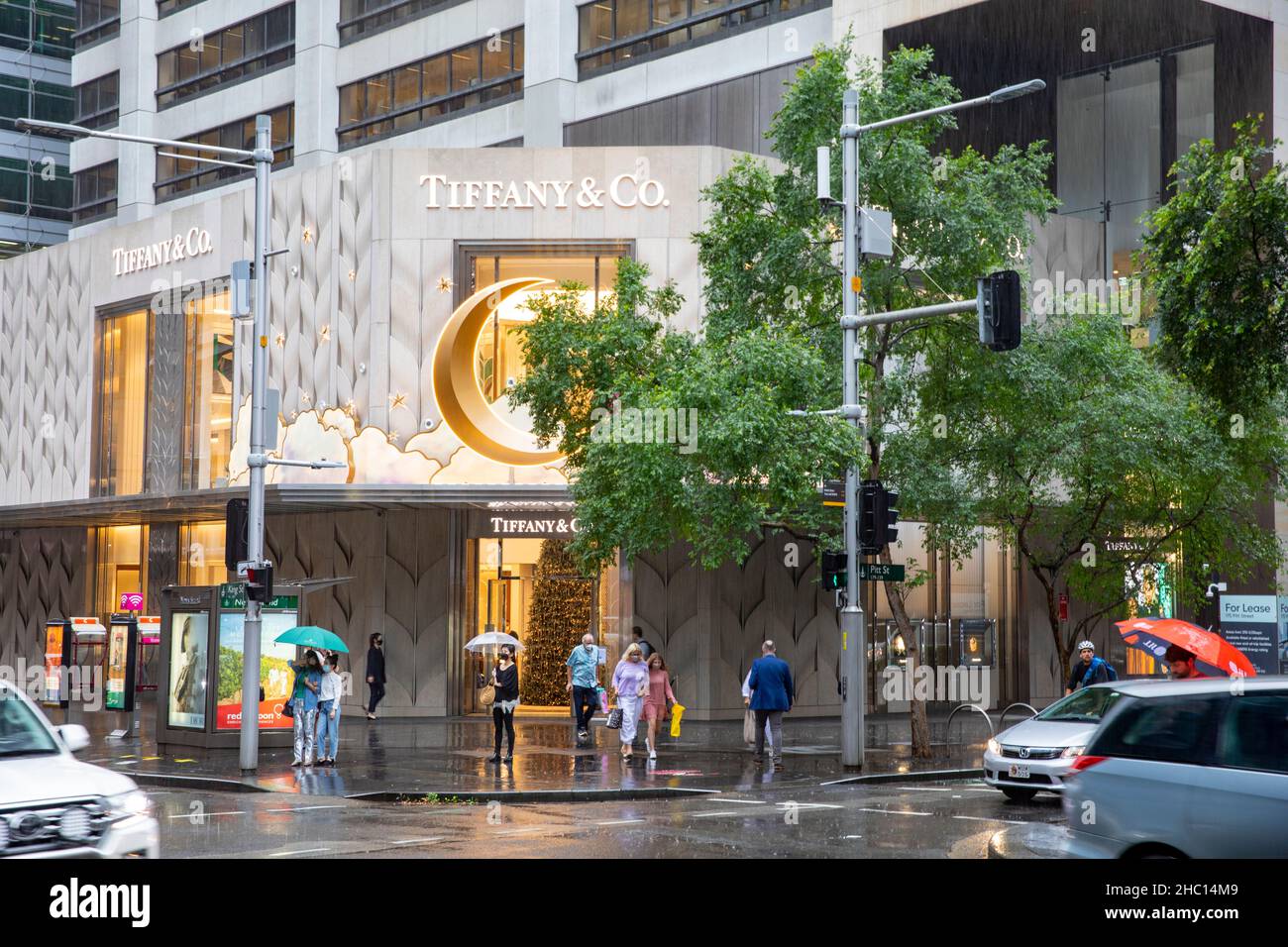 Tiffany & Co ( Tiffanys) Schmuck- und Diamantengeschäft im Stadtzentrum von Sydney an einem nassen Tag im Dezember 2021, Sydney, Australien Stockfoto