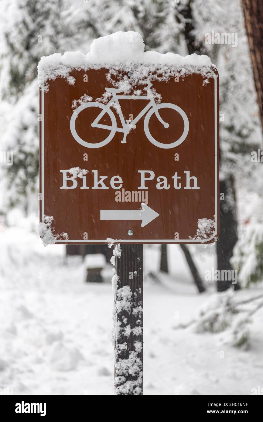 Radweg-Schild nach einem Schneesturm im Yosemite National Park. Stockfoto