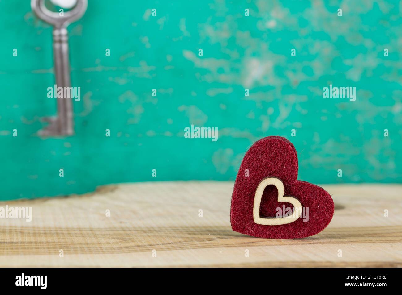 Valentinstag- oder Familienkonzept, Herz und Schlüssel Stockfoto