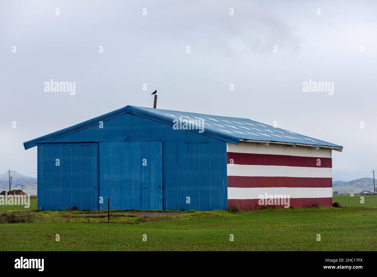 Flag Barn gemalt von Robert McCaffrey auf dem Weg zum Yosemite National Park auf SR 41. Stockfoto