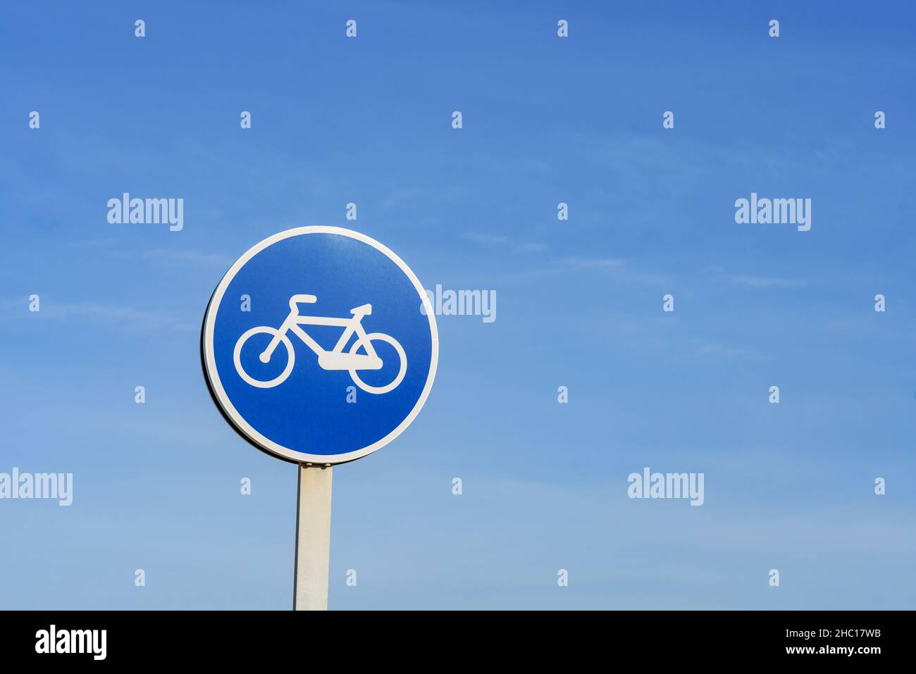 Blaues Rundschild nur für Fahrräder gegen Himmel und Kopierplatz Stockfoto