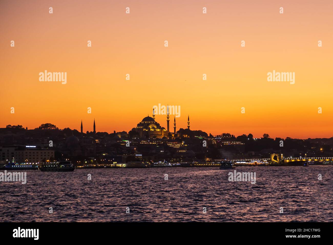 Bootsfahrt in Istambul. Eine der besten Möglichkeiten, den Sonnenuntergang in Istanbul zu genießen, ist eine Bootsfahrt. Stockfoto