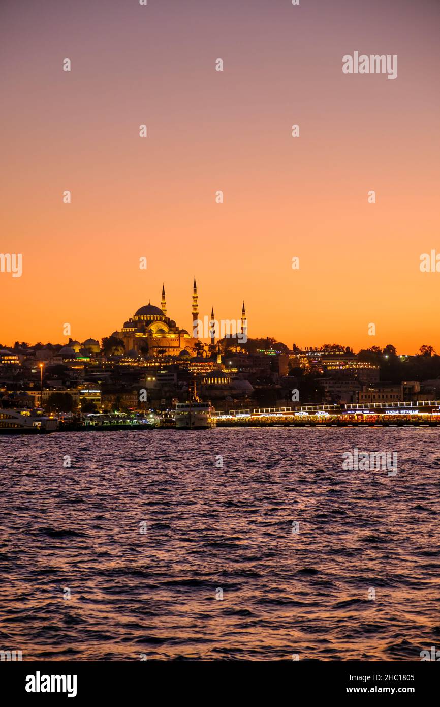 Bootsfahrt in Istambul. Eine der besten Möglichkeiten, den Sonnenuntergang in Istanbul zu genießen, ist eine Bootsfahrt. Stockfoto