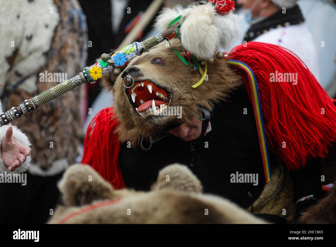 Bukarest, Rumänien - 21. Dezember 2021: Eine Gruppe von Menschen trägt Bärenfelle und führen traditionelle rumänische Neujahrsrituale (Bärentanz oder Dansul Ursil Stockfoto