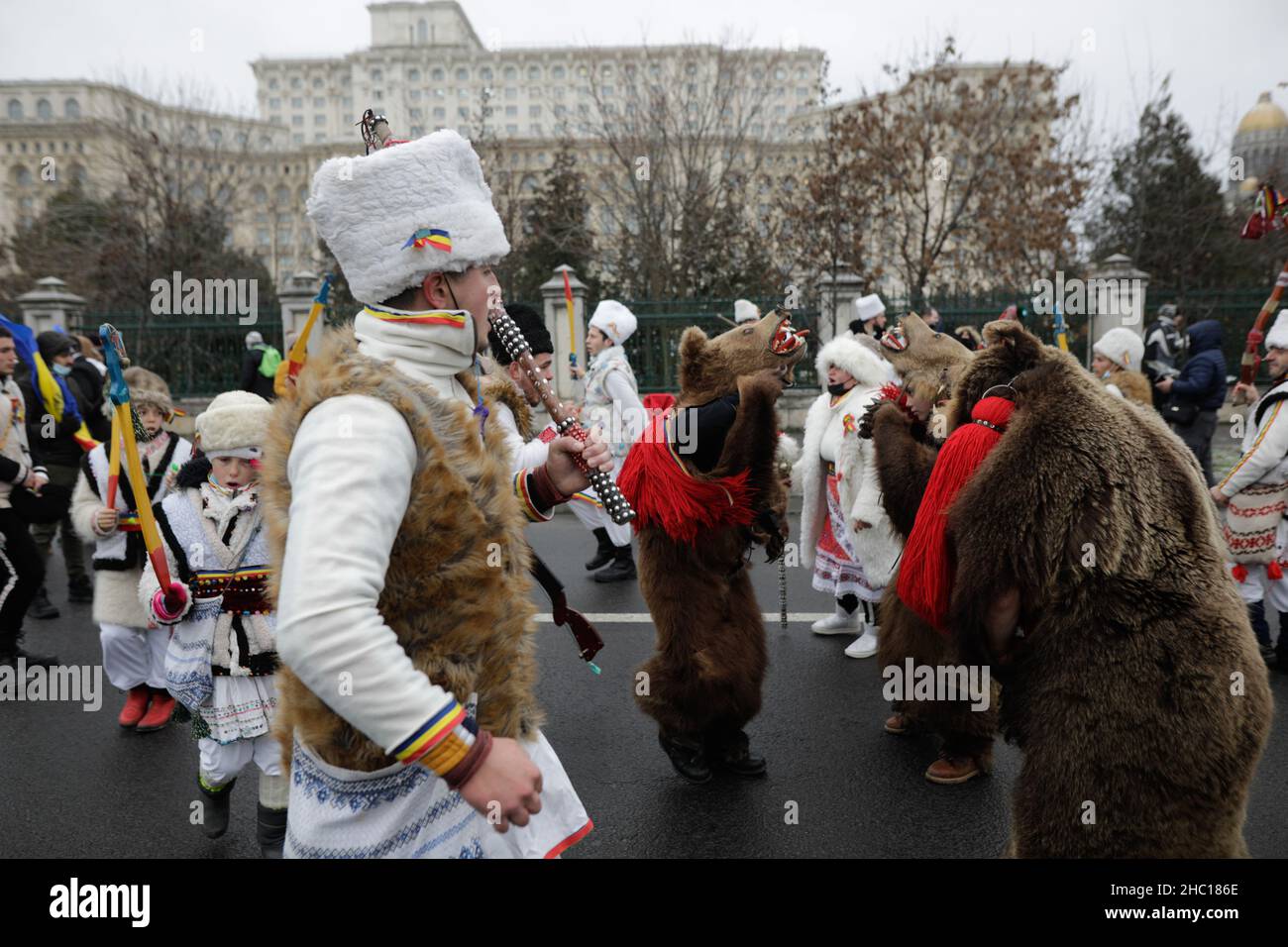 Bukarest, Rumänien - 21. Dezember 2021: Eine Gruppe von Menschen trägt Bärenfelle und führen traditionelle rumänische Neujahrsrituale (Bärentanz oder Dansul Ursil Stockfoto