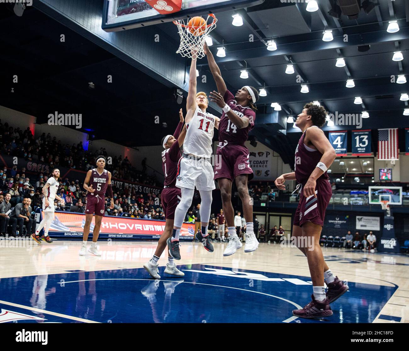 Dezember 22 2021 Moraga, CA U.S.A. St. Marys Stürmer Matthias Tass (11) fährt zum Reifen und punktet beim NCAA Männer Basketball Spiel zwischen Missouri State Bears und den Saint Mary's Gaels. Saint MaryÕs schlug Missouri 75-58 im University Credit Union Pavilion Moraga Calif. Thurman James/CSM Stockfoto