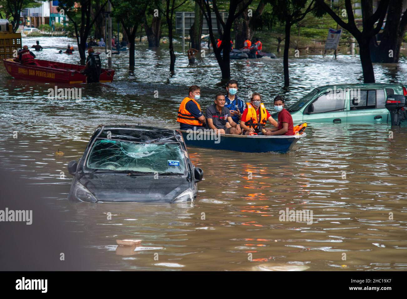 Selangor, Malaysia. 20th Dez 2021. Rettungskräfte evakuieren Flutopfer in Shah Alam, Selangor, Malaysia, 20. Dezember 2021. Acht Menschen wurden nach Angaben der Behörden im Bundesstaat Selangor am Montag wegen schwerer Überschwemmungen in Malaysia als tot gemeldet. Quelle: Chong Voon Chung/Xinhua/Alamy Live News Stockfoto