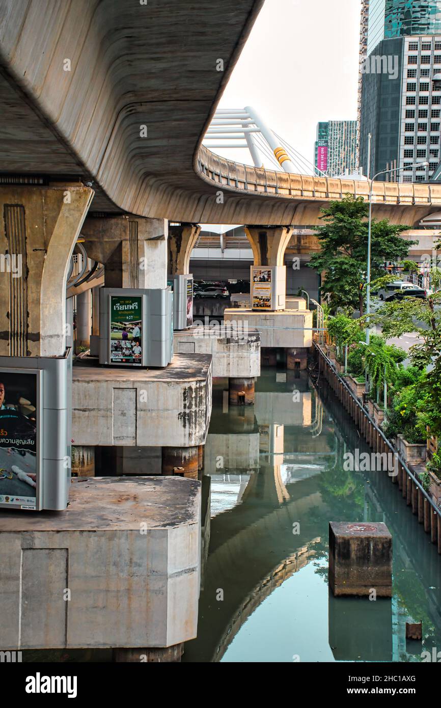 Bangkok, Thailand 12.03.2021 Chong Nonsi Fußgängerbrücke, dieser Skywalk ist ein urbanes Wahrzeichen mitten im Sathorn-Silom Central Busin Stockfoto