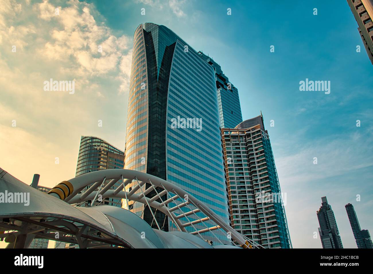 Bangkok, Thailand 12.03.2021 Chong Nonsi Fußgängerbrücke, dieser Skywalk ist ein urbanes Wahrzeichen mitten im Sathorn-Silom Central Busin Stockfoto