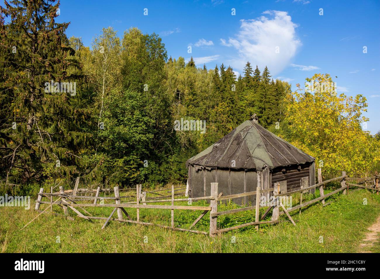 Ein altes Dorfhaus mit einem gebrochenen Zaun in einer malerischen Wildnis Stockfoto
