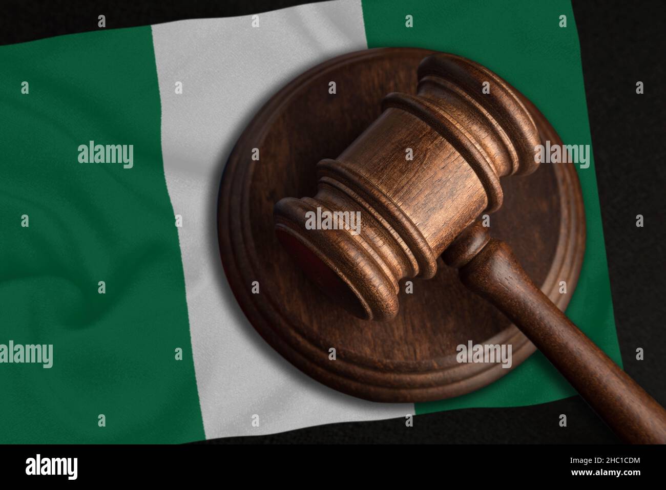 Richter Gavel und Flagge von Nigeria. Recht und Gerechtigkeit in Nigeria. Verletzung von Rechten und Freiheiten. Stockfoto