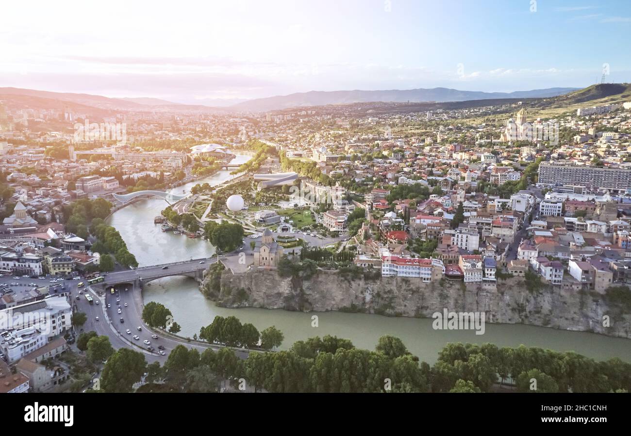 Landschaft von Tiflis Innenstadt in Georgien Luftaufnahme über Drohne Stockfoto