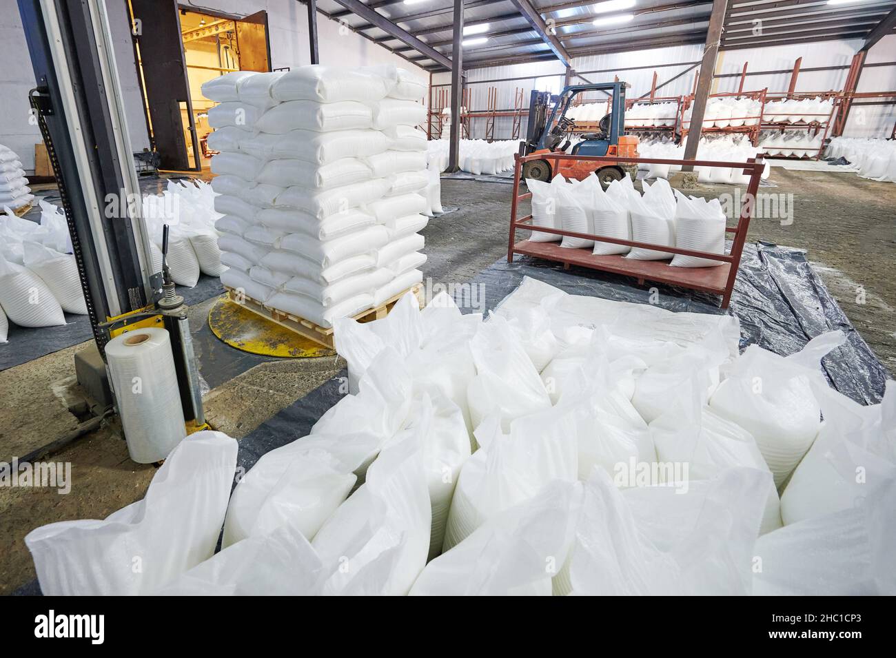 Verpacken von Fracht im Lager in Verladung mit Hebemaschine Stockfoto