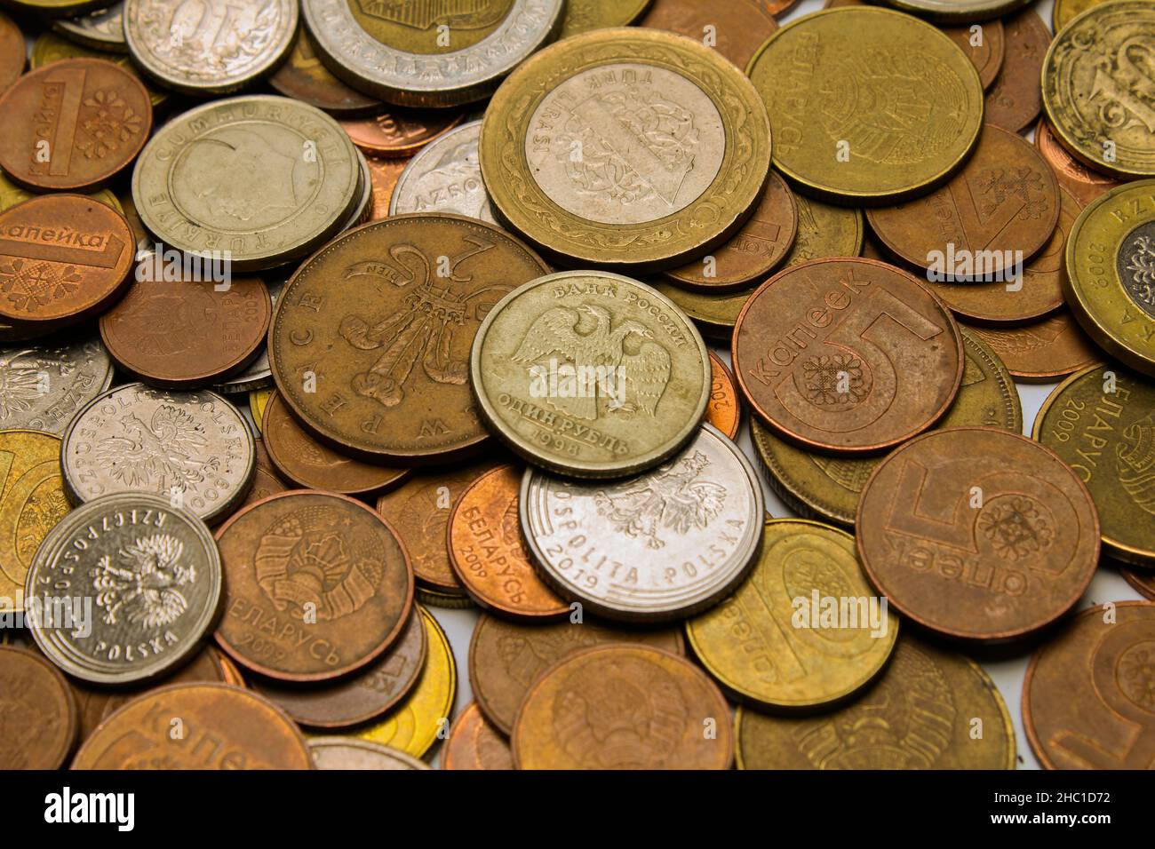 Hintergrund von Münzen aus verschiedenen Ländern Stockfoto