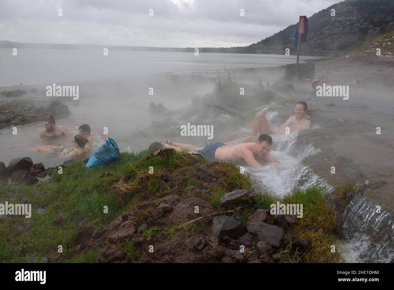 Golan Heights. 20th Dez 2021. Die Israelis genießen am 20. Dezember 2021 die heiße Quelle auf den von Israel besetzten Golanhöhen. Quelle: Ayal Margolin/JINI via Xinhua/Alamy Live News Stockfoto