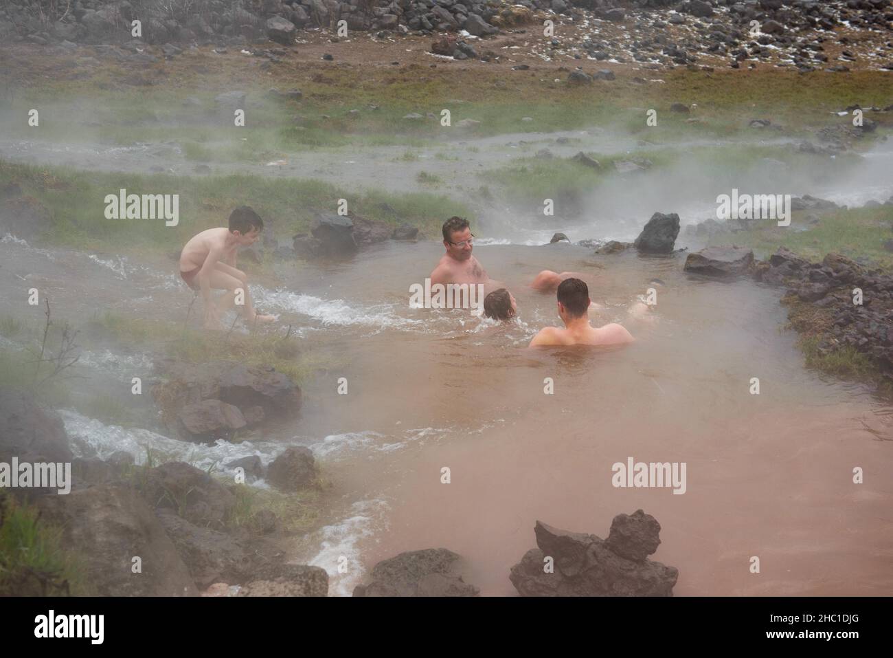 Golan Heights. 20th Dez 2021. Die Israelis genießen am 20. Dezember 2021 die heiße Quelle auf den von Israel besetzten Golanhöhen. Quelle: Ayal Margolin/JINI via Xinhua/Alamy Live News Stockfoto