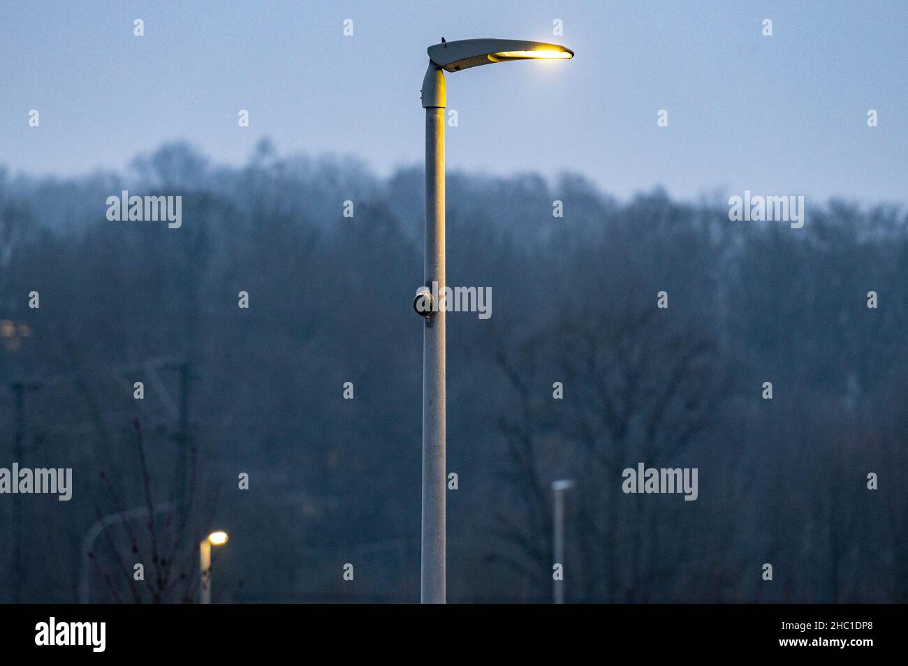 Parsberg, Deutschland. 23rd Dez 2021. Eine Straßenlaterne mit WLAN-Hotspot. Auf dem Technologiecampus Parsberg-Lupburg wurde der erste bayerische WLAN-Hotspot in einer Straßenlaterne aktiviert. Quelle: Armin Weigel/dpa/Alamy Live News Stockfoto Parsberg, Deutschland. 23rd Dez 2021. Eine Straßenlaterne mit WLAN-Hotspot. Auf dem Technologiecampus Parsberg-Lupburg wurde der erste bayerische WLAN-Hotspot in einer Straßenlaterne aktiviert. Quelle: Armin Weigel/dpa/Alamy Live News Stockfoto