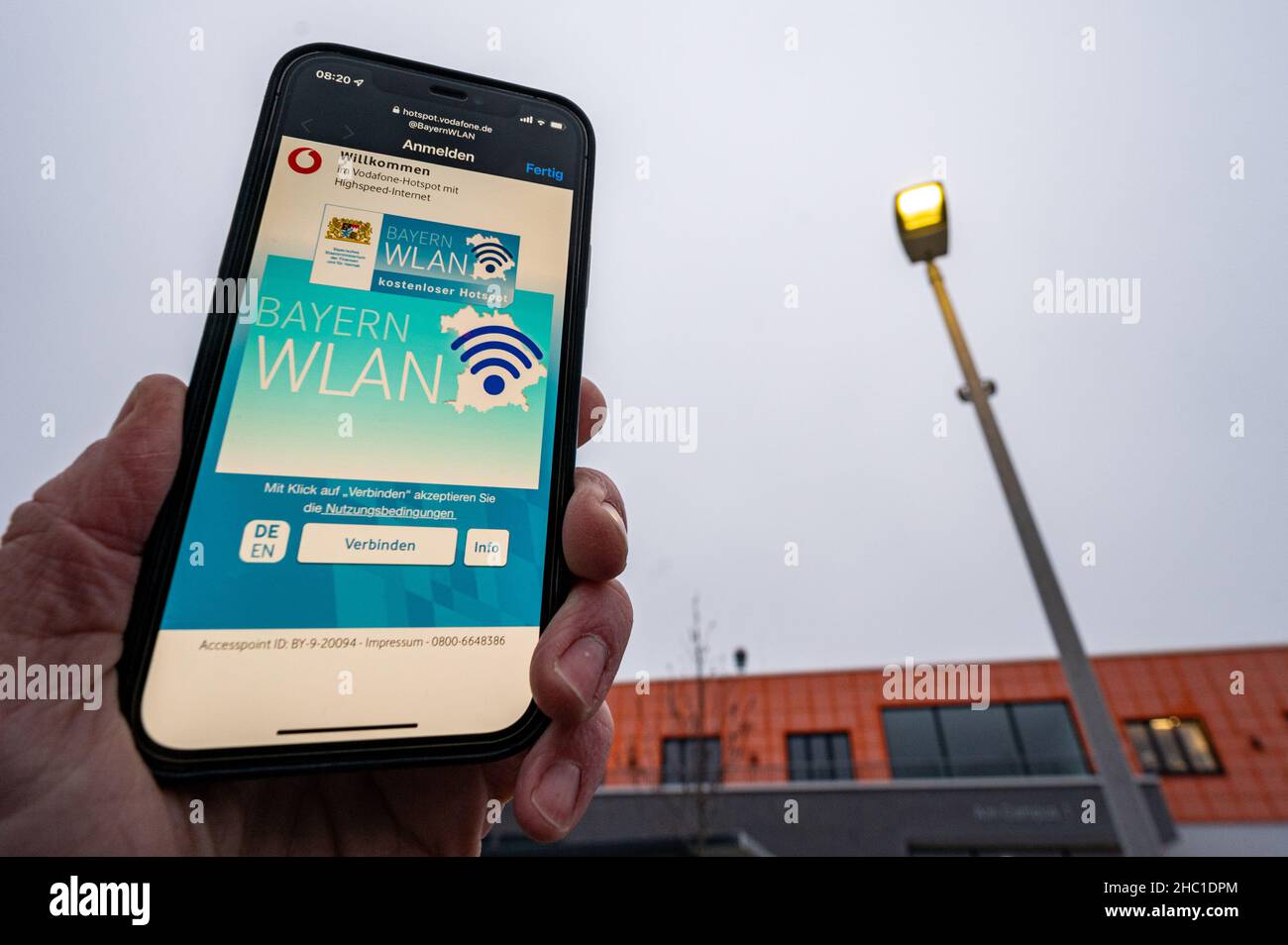 Parsberg, Deutschland. 23rd Dez 2021. ABBILDUNG - Ein Mobiltelefon zeigt die Website des BayernWLAN-Netzwerks neben einer Straßenlaterne. Auf dem Technologiecampus Parsberg-Lupburg wurde der erste bayerische WLAN-Hotspot in einer Straßenlaterne aktiviert. Quelle: Armin Weigel/dpa/Alamy Live News Stockfoto Parsberg, Deutschland. 23rd Dez 2021. ABBILDUNG - Ein Mobiltelefon zeigt die Website des BayernWLAN-Netzwerks neben einer Straßenlaterne. Auf dem Technologiecampus Parsberg-Lupburg wurde der erste bayerische WLAN-Hotspot in einer Straßenlaterne aktiviert. Quelle: Armin Weigel/dpa/Alamy Live News Stockfoto