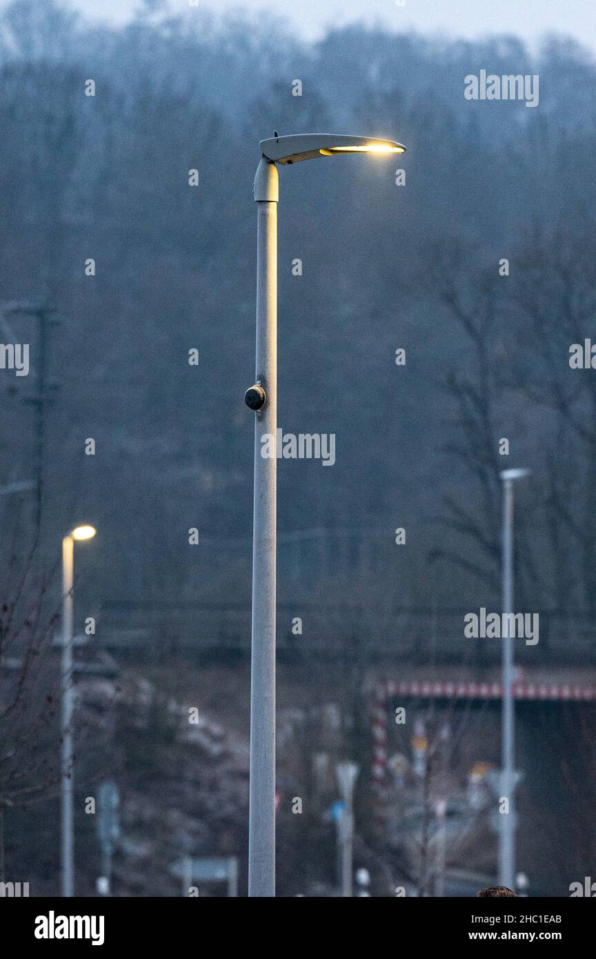 Parsberg, Deutschland. 23rd Dez 2021. Eine Straßenlaterne mit WLAN-Hotspot. Auf dem Technologiecampus Parsberg-Lupburg wurde der erste bayerische WLAN-Hotspot in einer Straßenlaterne aktiviert. Quelle: Armin Weigel/dpa/Alamy Live News Stockfoto Parsberg, Deutschland. 23rd Dez 2021. Eine Straßenlaterne mit WLAN-Hotspot. Auf dem Technologiecampus Parsberg-Lupburg wurde der erste bayerische WLAN-Hotspot in einer Straßenlaterne aktiviert. Quelle: Armin Weigel/dpa/Alamy Live News Stockfoto