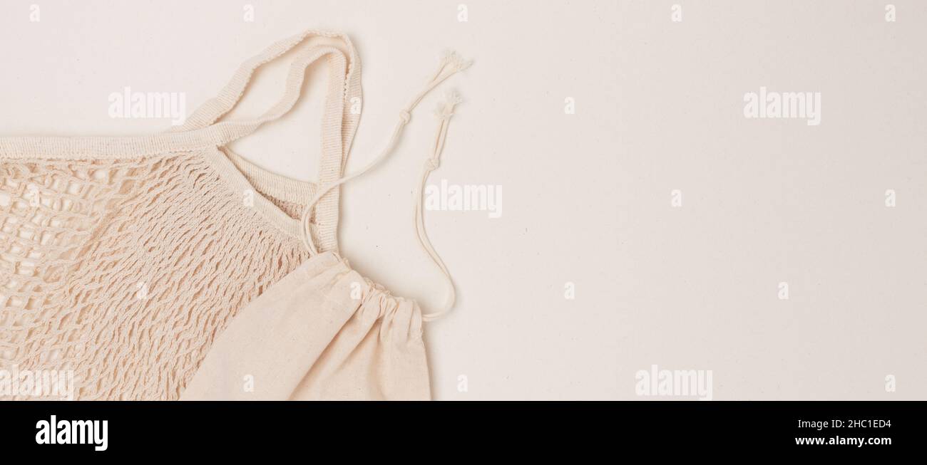 Banner mit wiederverwendbaren Stofftaschen auf beigem Hintergrund. Umweltfreundliches Konzept mit Copyspace. Stockfoto