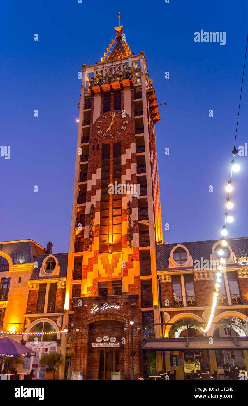 Wunderschöner Turm mit Hotel und Restaurants, ein beliebtes Touristenziel Stockfoto