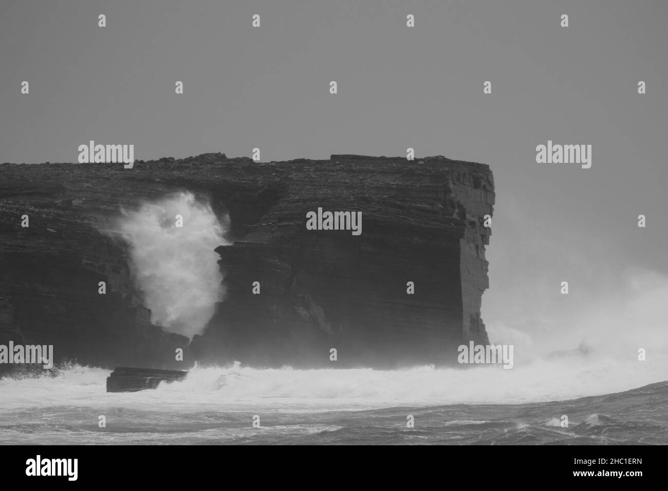 Wellen krachen durch den natürlichen Bogen, Skaill Bay, Orkney Stockfoto