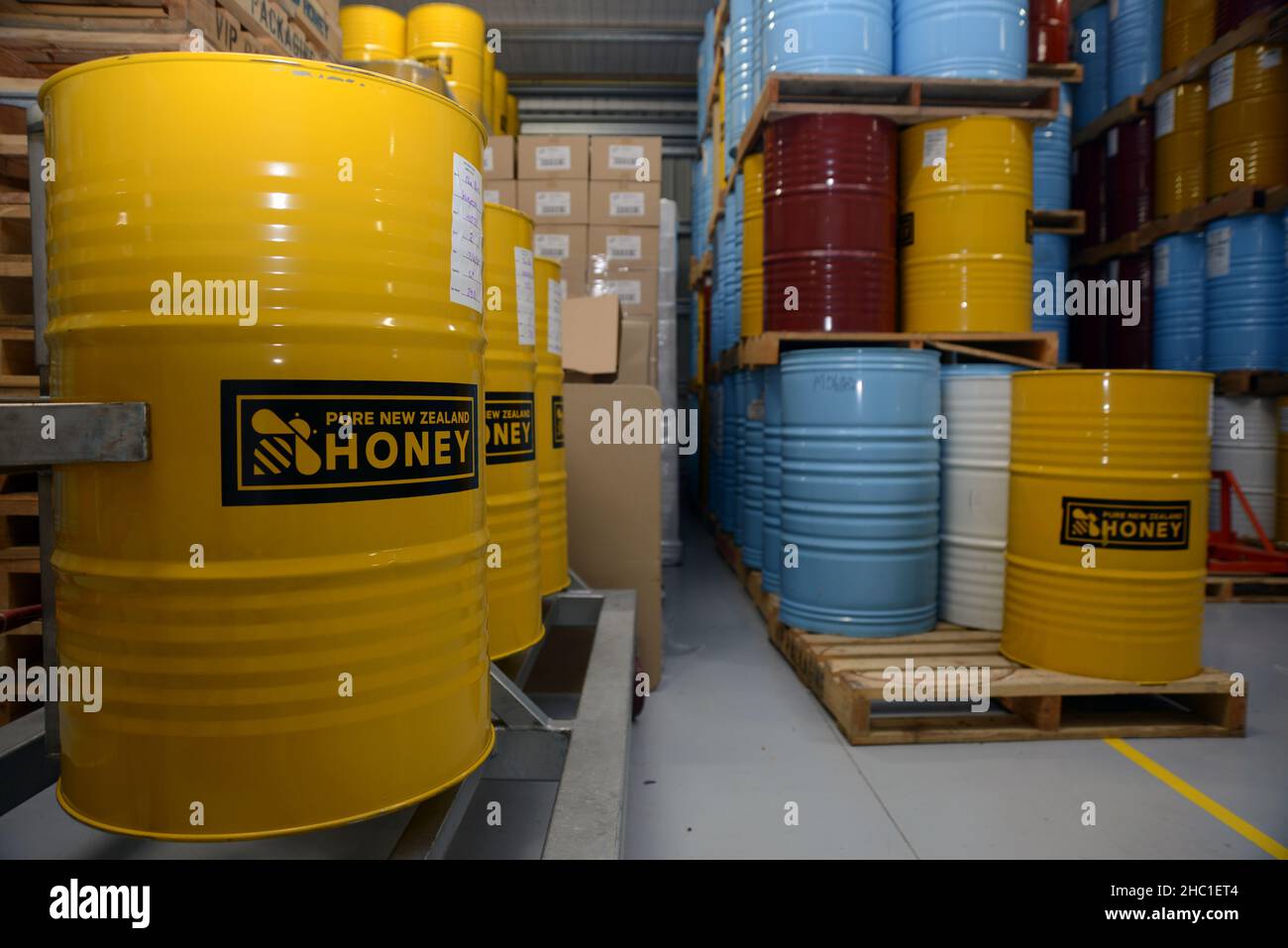 GREYMOUTH, NEUSEELAND, 1. SEPTEMBER 2021: Große Fässer mit Honig in einer kommerziellen Honigfabrik Stockfoto