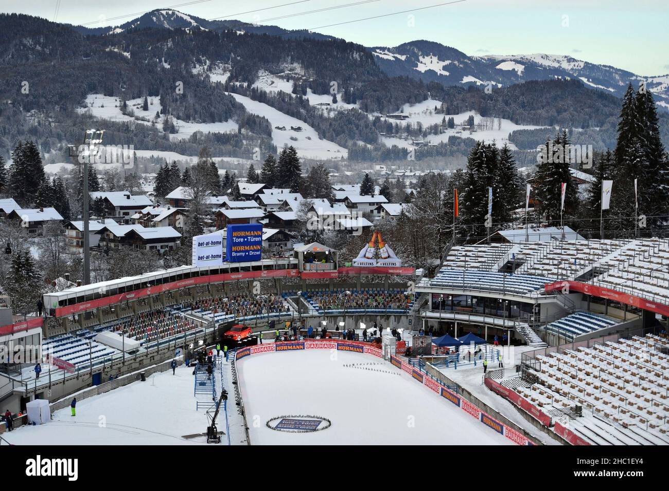 Oberstdorf, Deutschland. 23rd Dez 2021. Vorschau auf das Vierschanzentournee 70th 2021/22 leere Reihen, leeres Stadion, keine Zuschauer, Übersicht, Geisterspringen, Keine Ventilatoren, leere Tribünen. Skispringen, Internationales Vierschanzentournee 69th 2020/21. Eröffnungswettbewerb in Oberstdorf, AUDI ARENA am 29th. Dezember 2020. Kredit: dpa/Alamy Live Nachrichten Stockfoto