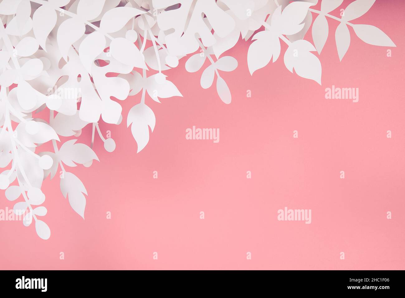 Weißes Papier geschnitten Dschungel Pflanzen Blätter auf rosa Hintergrund Stockfoto