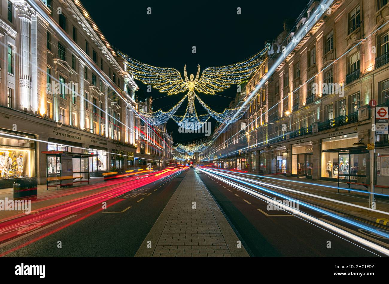 Lange Exposition von Buswegen entlang der Londoner Regent Street mit Weihnachtsengeln Lichter Stockfoto
