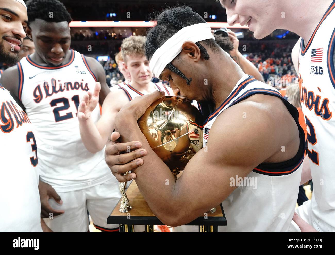 St. Louis, Usa. 23rd Dez 2021. Trent Frazier von Illinois küsst die Siegertrophäe, nachdem er Missouri beim jährlichen Braggin' Rights-Basketballspiel, 88-63, im Enterprise Center in St. Louis am Mittwoch, den 22. Dezember 2021 besiegt hat. Foto von Bill Greenblatt/UPI Credit: UPI/Alamy Live News Stockfoto