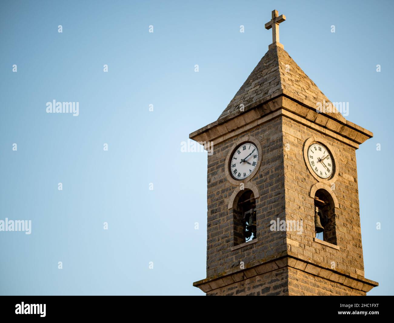 Seitenansicht der Fassade eines Turms mit Glockenturm und Uhr Stockfoto
