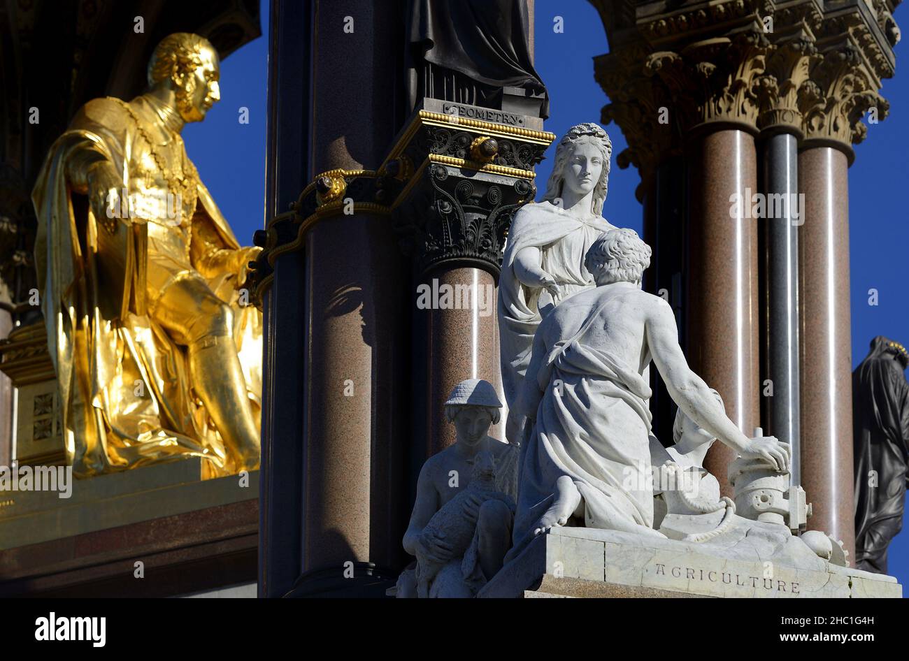 London, England, Großbritannien. Albert Memorial (1872: George Gilbert Scott) in Kensington Gardens. Vergoldete Statue von Prinz Albert und allegorische Gruppe Repressen Stockfoto
