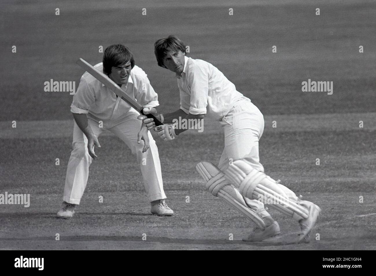 Middlesex gegen Sussex (Schweppes County Championship), auf Lord’s Cricket Ground, 27,29. & 30. Mai 1978 - J R T Barclay von Sussex Batting, Fielder ist Mike Gatting (Middlesex). Stockfoto