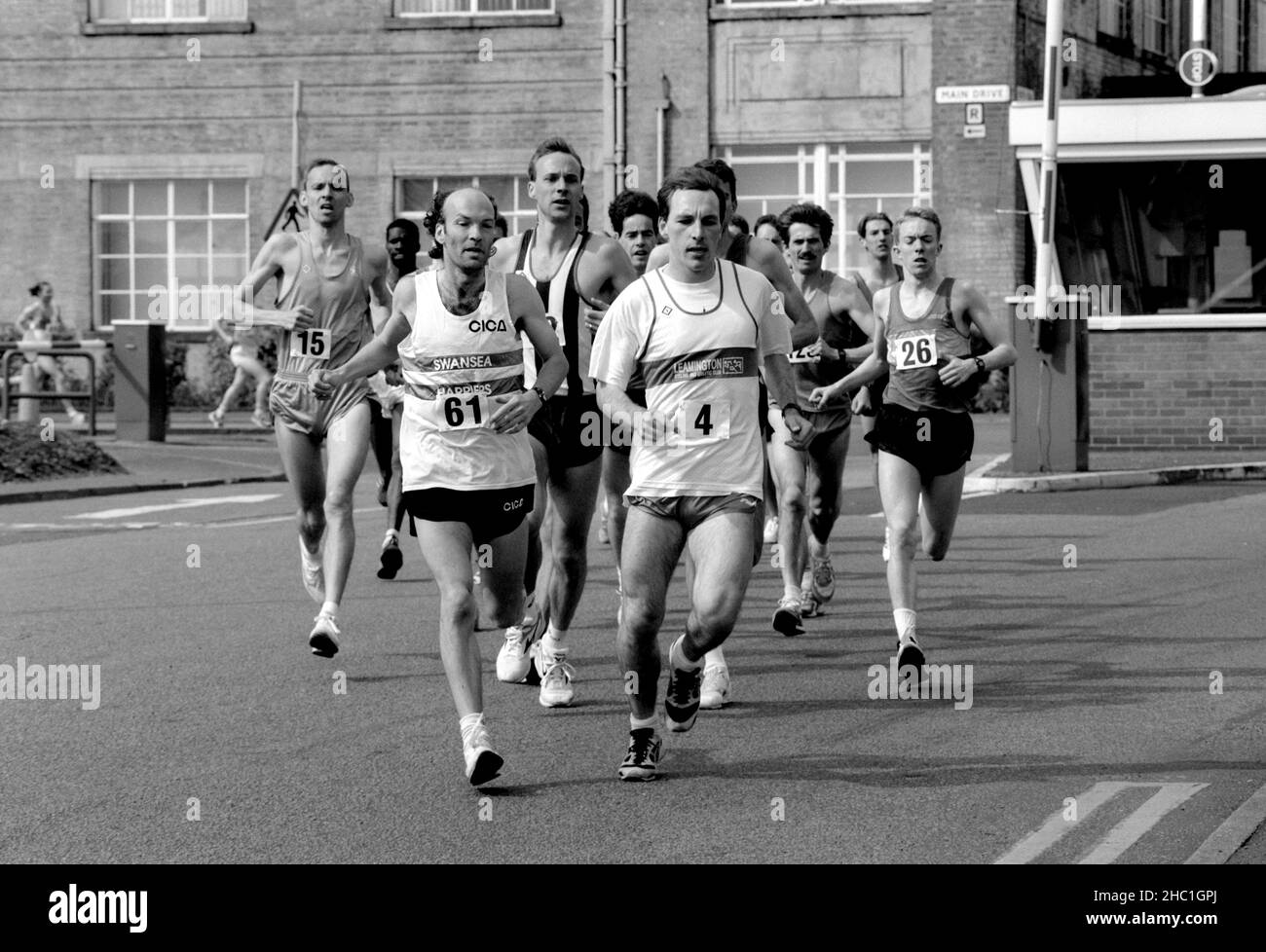 Läufer bei einem Straßenrennen auf dem Werksgelände von Massey Ferguson in Banner Lane, Coventry, Großbritannien Stockfoto