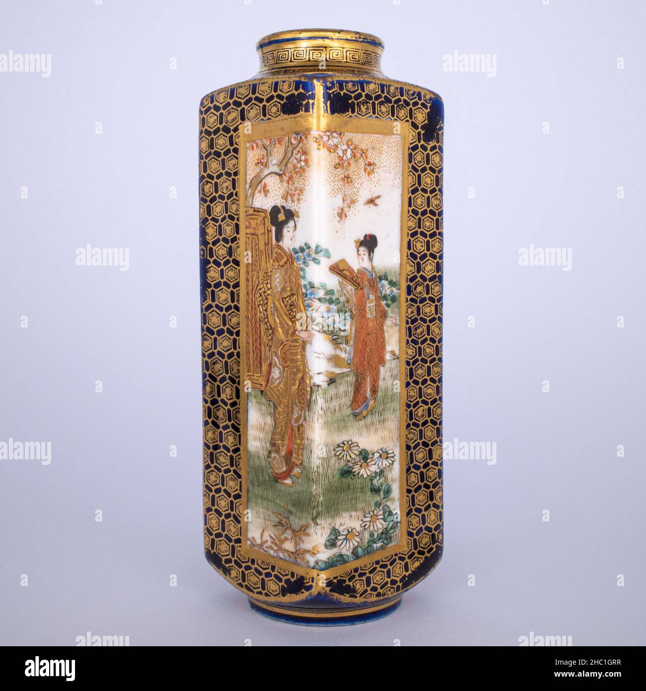 Feine antike japanische Miniatur-Satsuma-Vase von Kinkozan. Meiji-Zeit Stockfoto