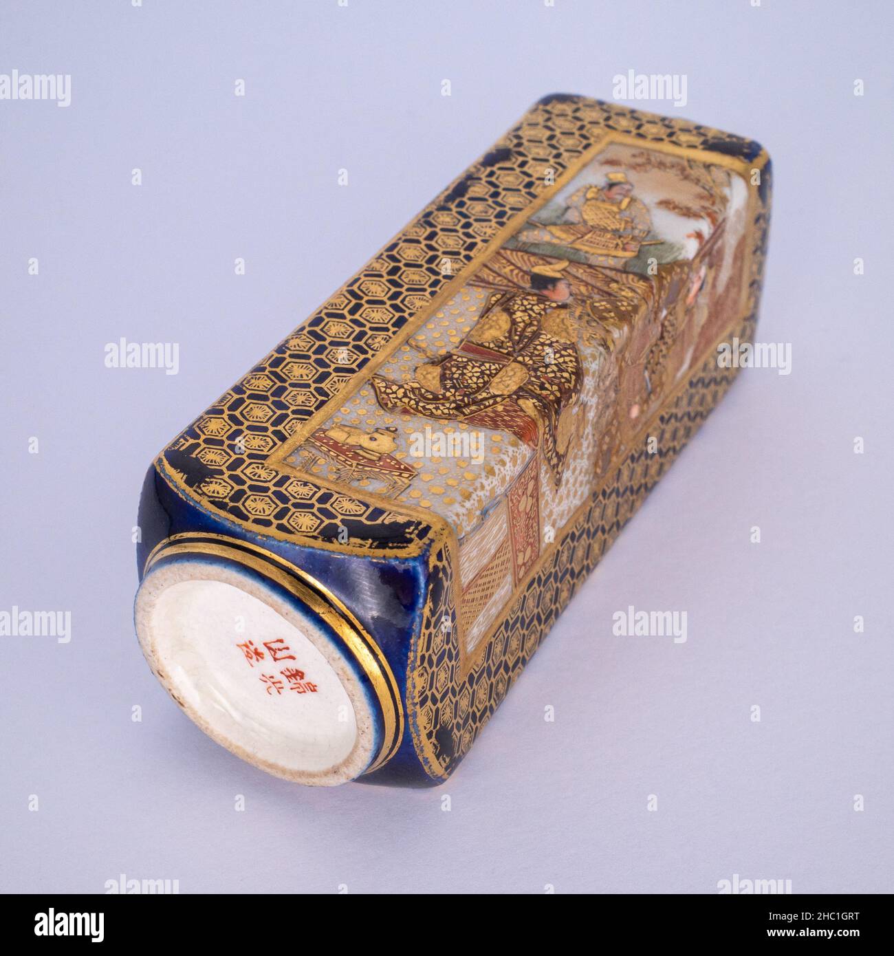Feine antike japanische Miniatur-Satsuma-Vase von Kinkozan. Meiji-Zeit Stockfoto