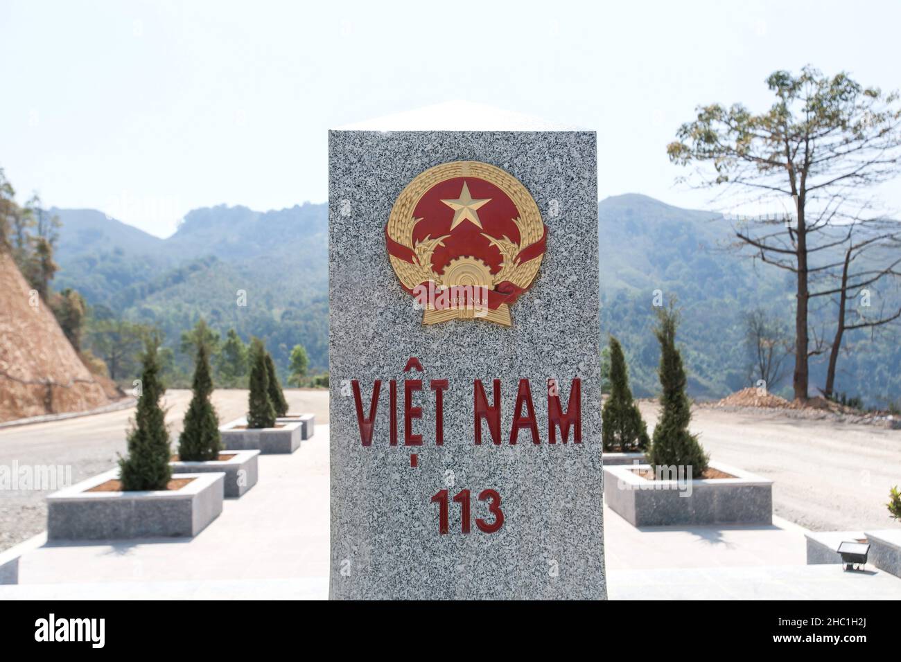 Vietnamesisches Marmormeilenstein-Schild auf der Nationalstraße 113 in der Nähe der Grenze zwischen Vietnam und Laos. Stockfoto