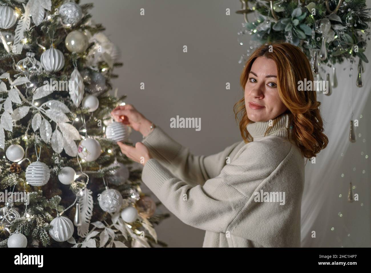 Frau an Weihnachten dekoriert Wohnzimmer Dekoration Retro Vintage Baum Stockfoto