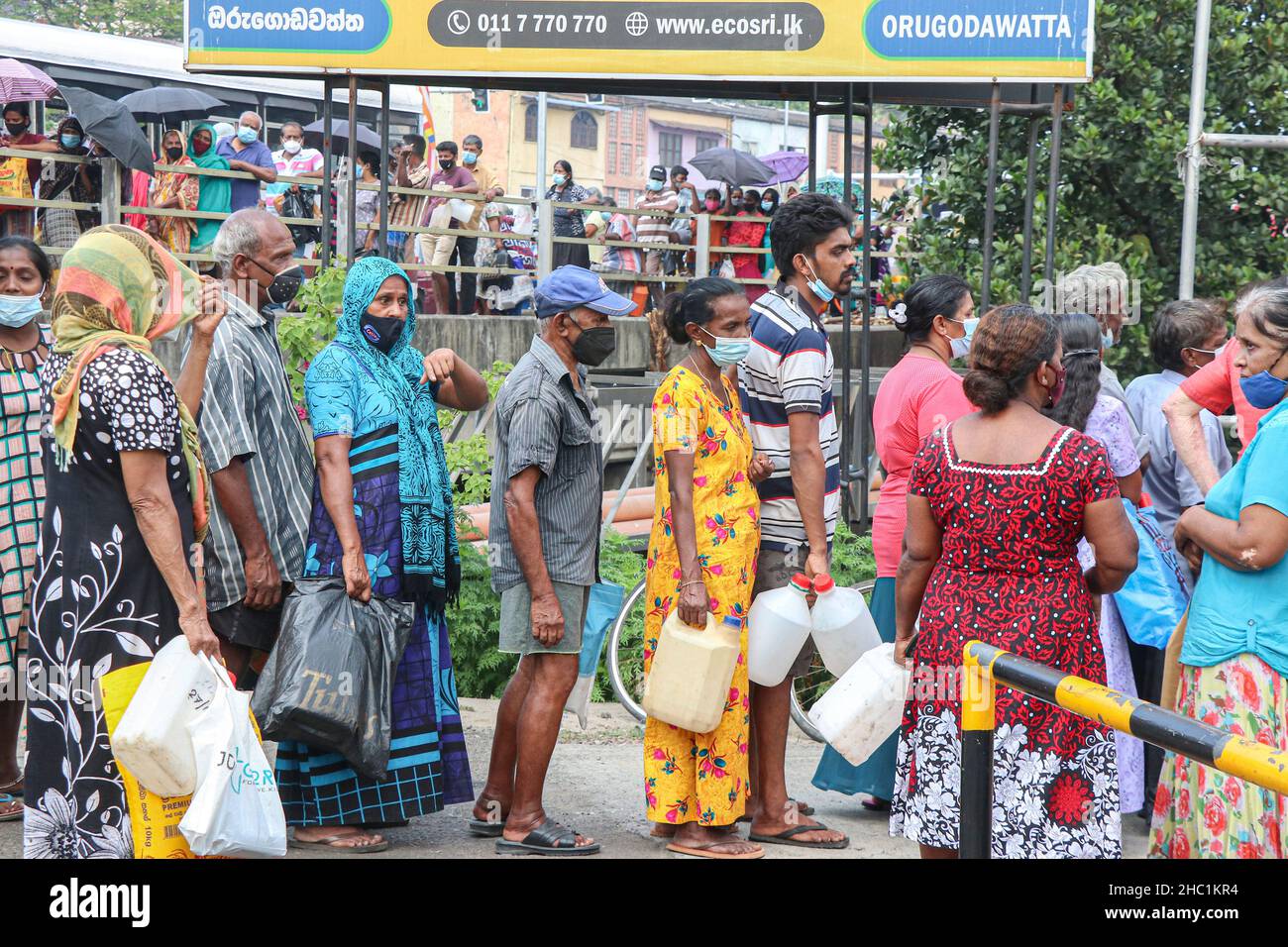 Colombo, Sri Lanka. 23rd Dez 2021. Menschen stehen in einer Schlange, um Kerosin in Colombo zu kaufen (Foto: © Saman Abesiriwardana/Pacific Press via ZUMA Press Wire) Stockfoto
