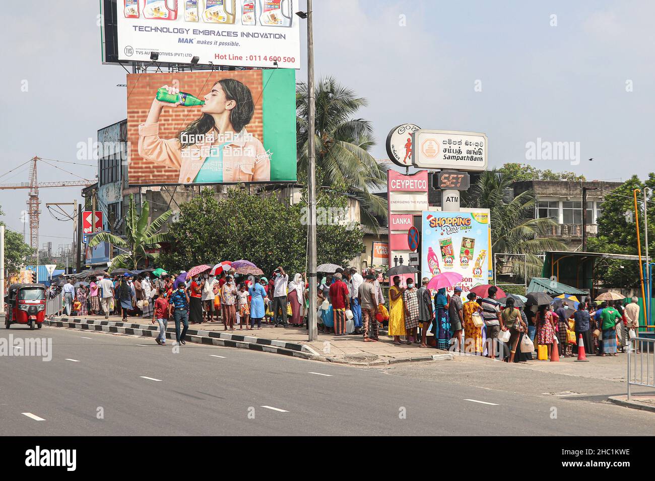 Colombo, Sri Lanka. 23rd Dez 2021. Menschen stehen in einer Schlange, um Kerosin in Colombo zu kaufen (Foto: © Saman Abesiriwardana/Pacific Press via ZUMA Press Wire) Stockfoto