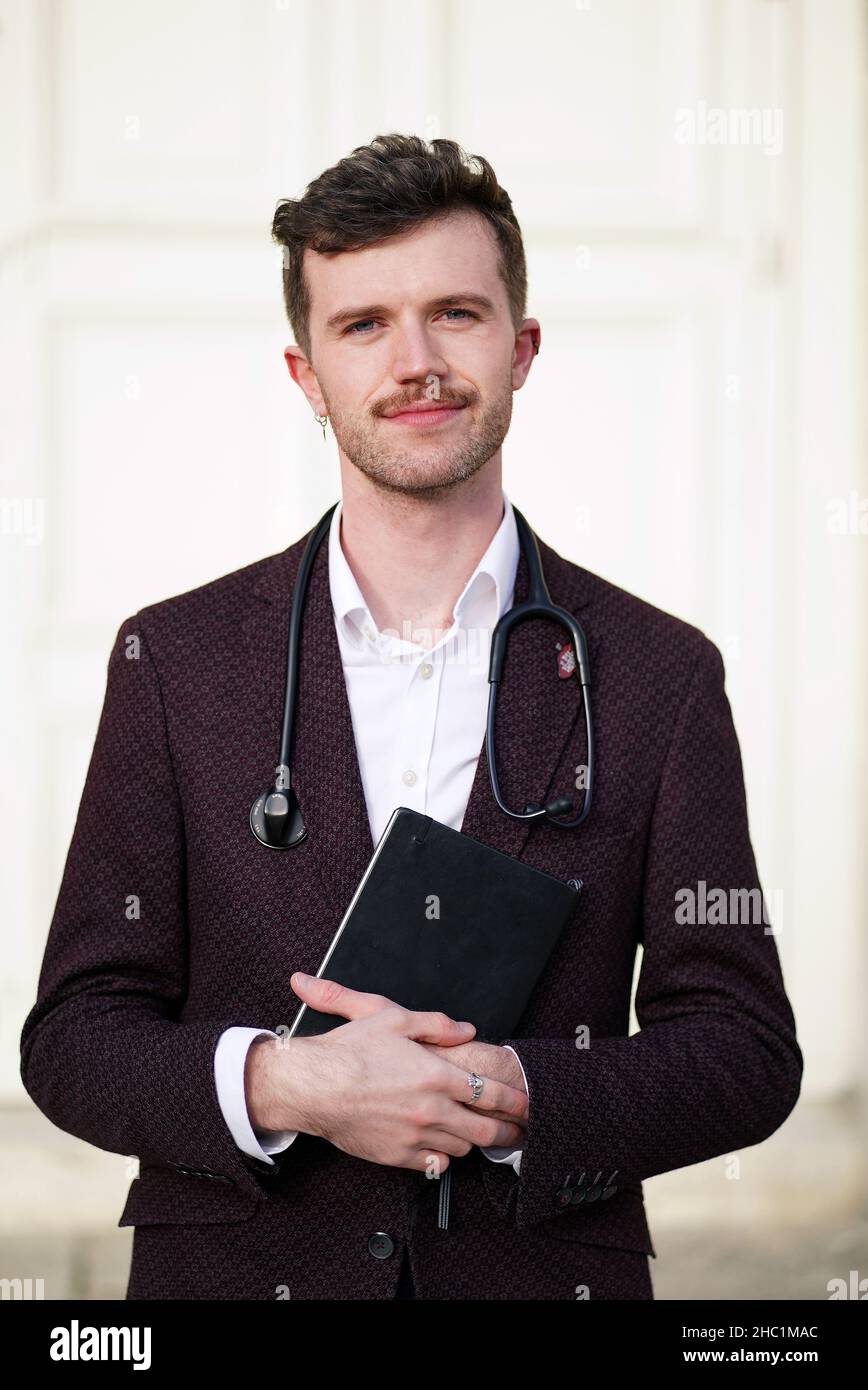 Gründer der St James's Hospital Poets and Players Society, Dr. Stephen Hatton, Innere Medizin, am Irish Museum of Modern Art in Dublin. Eine Gruppe irischer Mediziner verschreibt sich selbst Gedichte inmitten der Belastungen, die die Arbeit an der Front der Covid-19-Pandemie mit sich bringen muss. Bilddatum: Donnerstag, 25. November 2021. Stockfoto