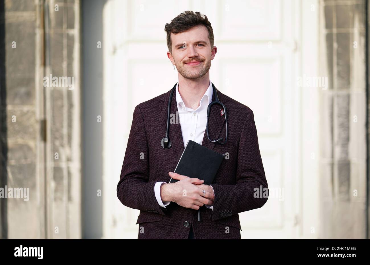 Gründer der St James's Hospital Poets and Players Society, Dr. Stephen Hatton, Innere Medizin, am Irish Museum of Modern Art in Dublin. Eine Gruppe irischer Mediziner verschreibt sich selbst Gedichte inmitten der Belastungen, die die Arbeit an der Front der Covid-19-Pandemie mit sich bringen muss. Bilddatum: Donnerstag, 25. November 2021. Stockfoto