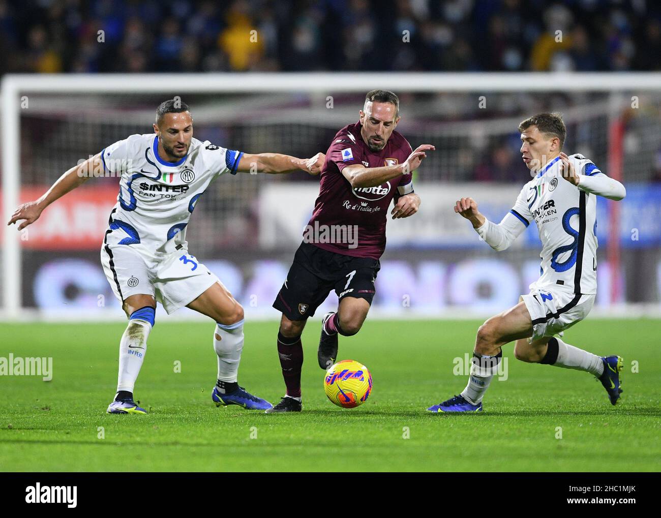 (211218) -- SALERNO, 18. Dezember 2021 (Xinhua) -- Danilo D'Ambrosio (L) von Inter Mailand und Nicol Barella (R) wetteifern mit Franck Ribery von Salernitana während eines Fußballspiels der Serie A zwischen Inter Mailand und Salernitana in Salerno, Italien, am 17. Dezember 2021. (Str/Xinhua) Stockfoto