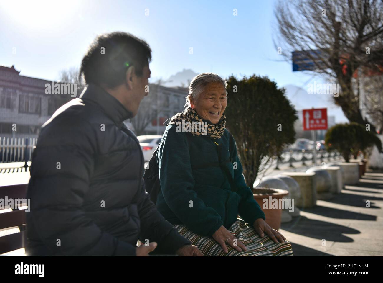 (211217) -- LHASA, 17. Dezember 2021 (Xinhua) -- Dawa Lhadron (R) und ein Freund warten auf den Taiji-Lehrer (Tai Chi) in Lhasa, südwestlich der Autonomen Region Tibet, am 7. Dezember 2021. Dawa Lhadron, geboren 1945, lebt heute in Lhasa ein glückliches Leben. Es erscheint ihr jedoch wie ein Alptraum, auf das zurückzublicken, was sie als Leibeigene in ihrer Kindheit erlitten hatte. „der größte gefährliche Faktor für mich, Schafe für Leibeigene zu hüten, waren diese Adler, da sie dazu neigen, in den Himmel zu tauchen und die Lämmer wegzutragen“, sagte Dawa. Um sich gut um die Schafe zu kümmern, musste sie aus Angst vor potenziellen Aggressionen ein Auge auf den Himmel werfen Stockfoto